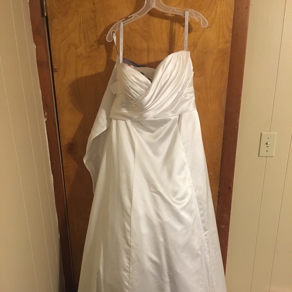 Brand new Alfred Angelo wedding gown style 2511 - Picture 3 of 8